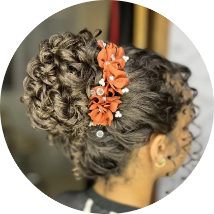 Coque Alto em Cabelo Cacheado