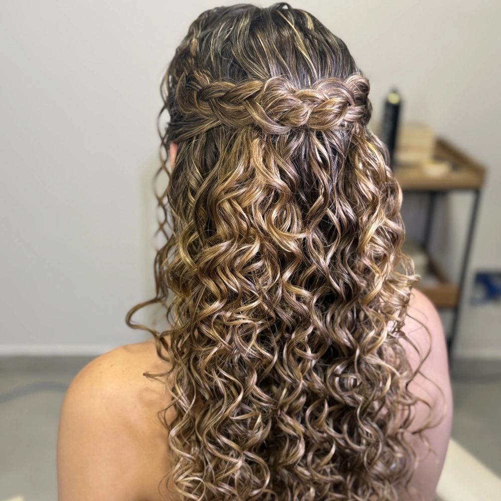 Semipreso com trança tiara em cabelo Cacheado