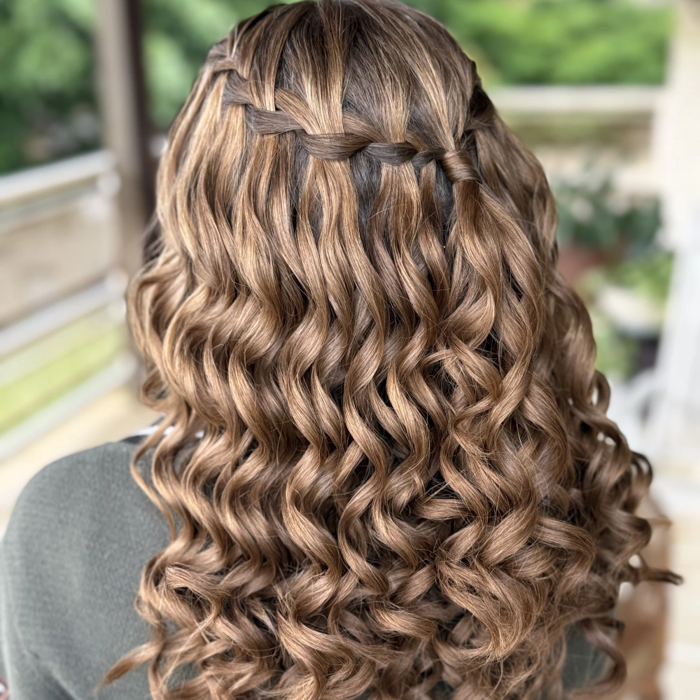 Atendimento Social - Trança Cascata em Cabelo Cacheado