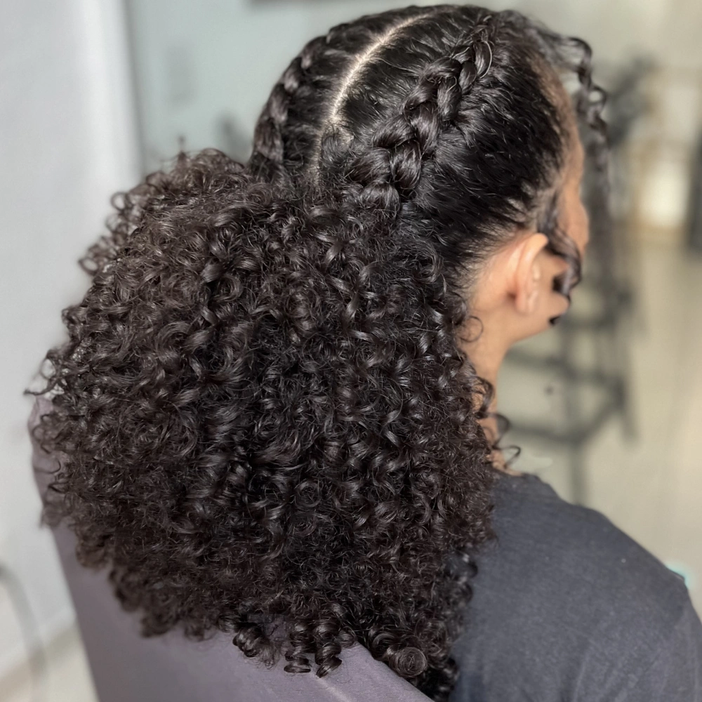 Coque com Trança em Cabelo Cacheado Atendimento Social